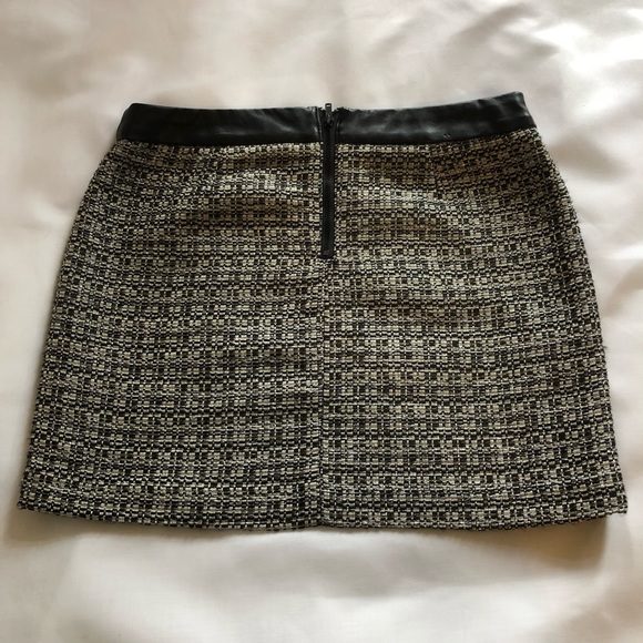 Gap Mini Skirt - Picture 2 of 3